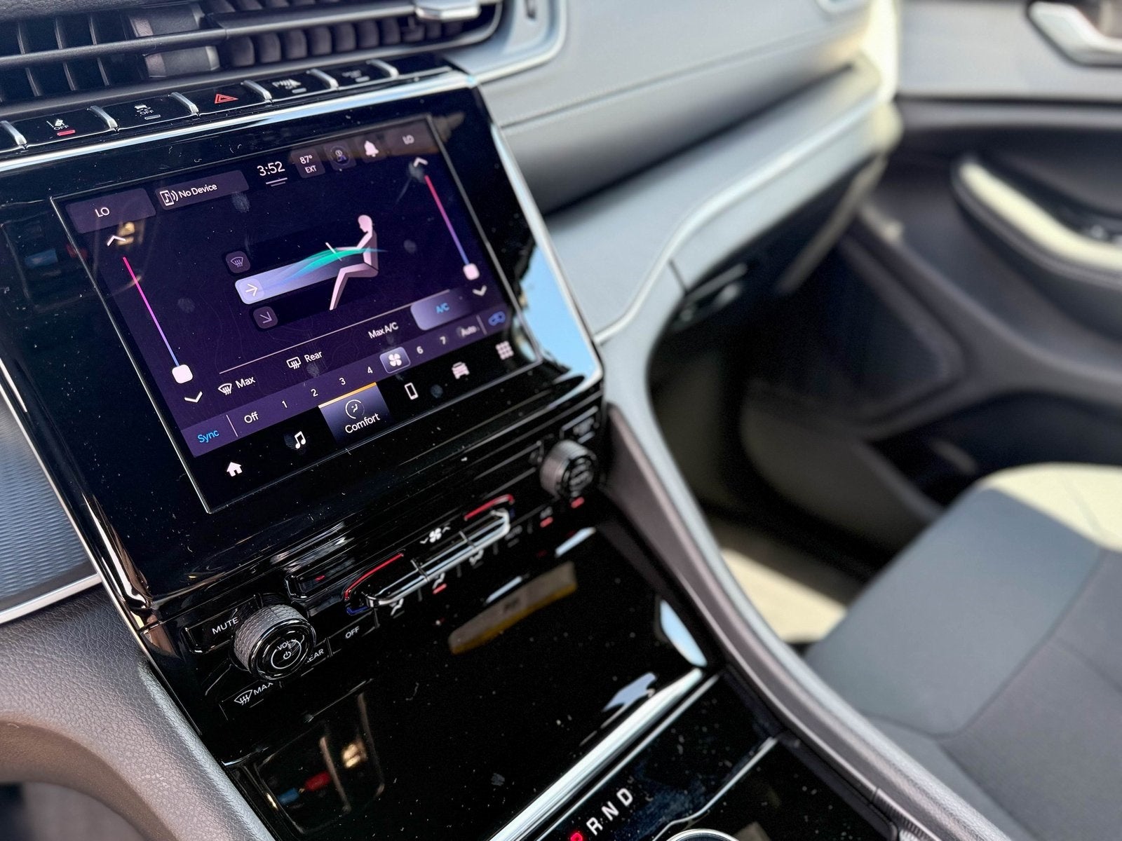 2025 Jeep Grand Cherokee GRAND CHEROKEE LAREDO X 4X2