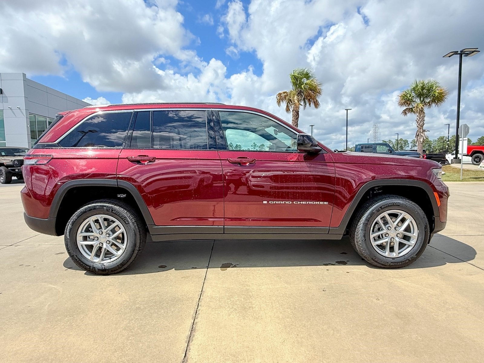 2025 Jeep Grand Cherokee GRAND CHEROKEE LAREDO X 4X2