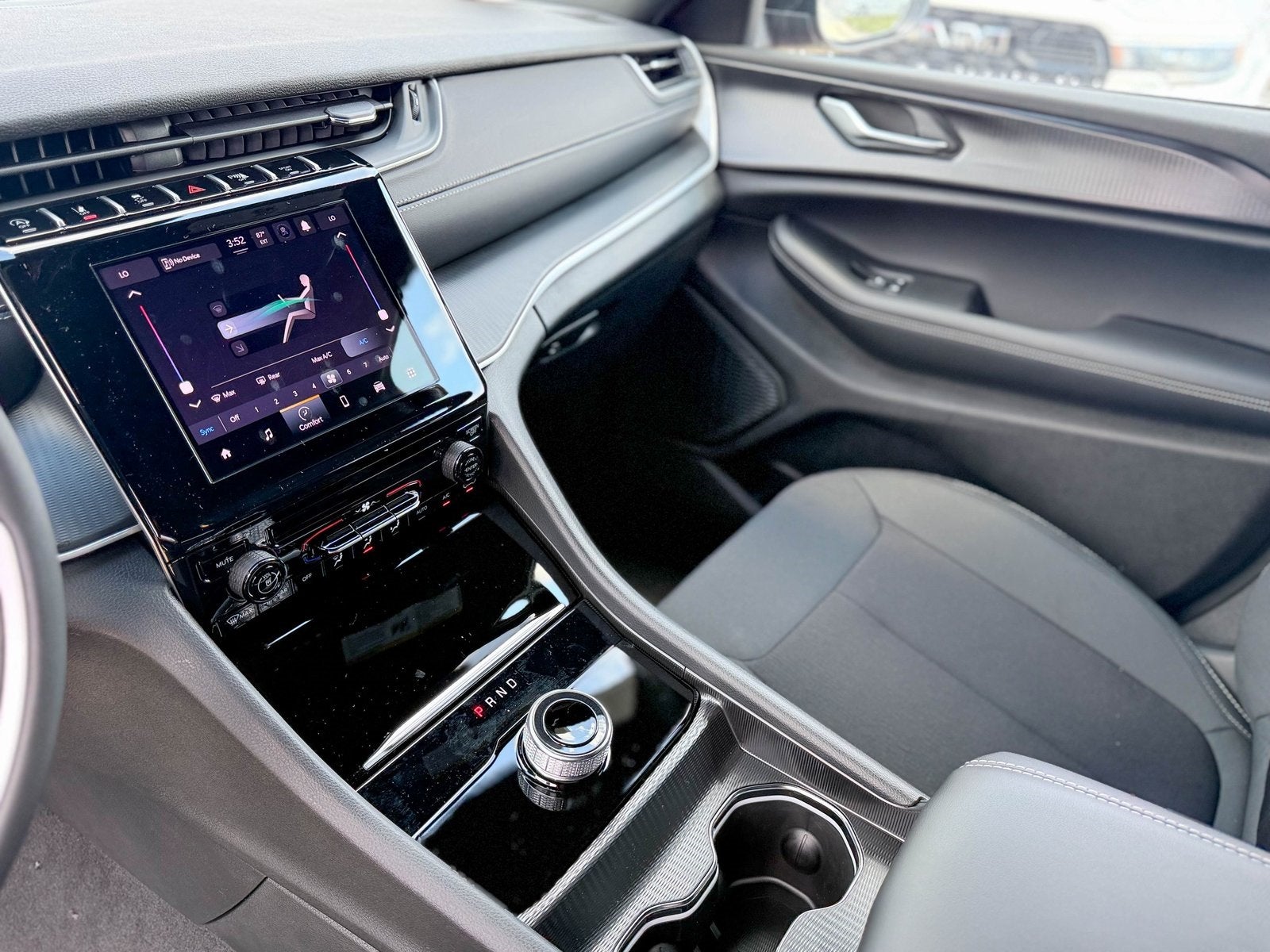 2025 Jeep Grand Cherokee GRAND CHEROKEE LAREDO X 4X2