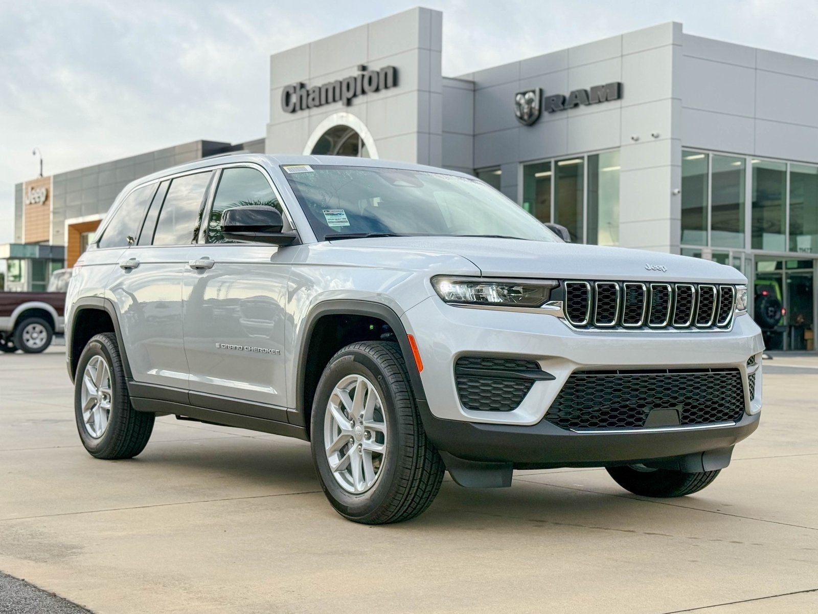 2025 Jeep Grand Cherokee GRAND CHEROKEE LAREDO X 4X2