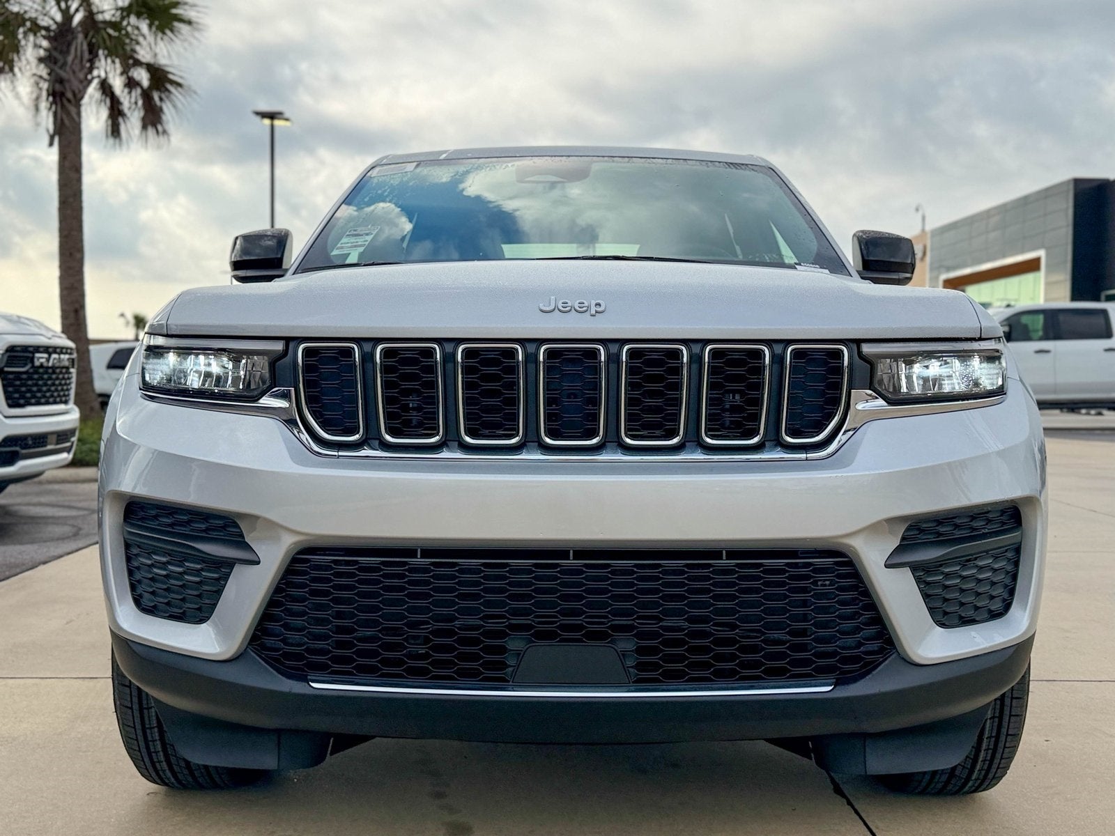 2025 Jeep Grand Cherokee GRAND CHEROKEE LAREDO X 4X2