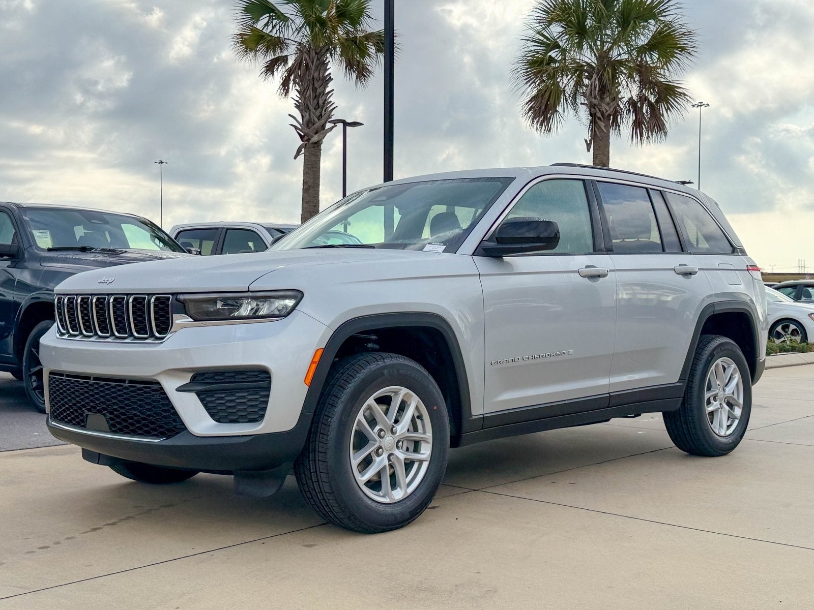 2025 Jeep Grand Cherokee GRAND CHEROKEE LAREDO X 4X2
