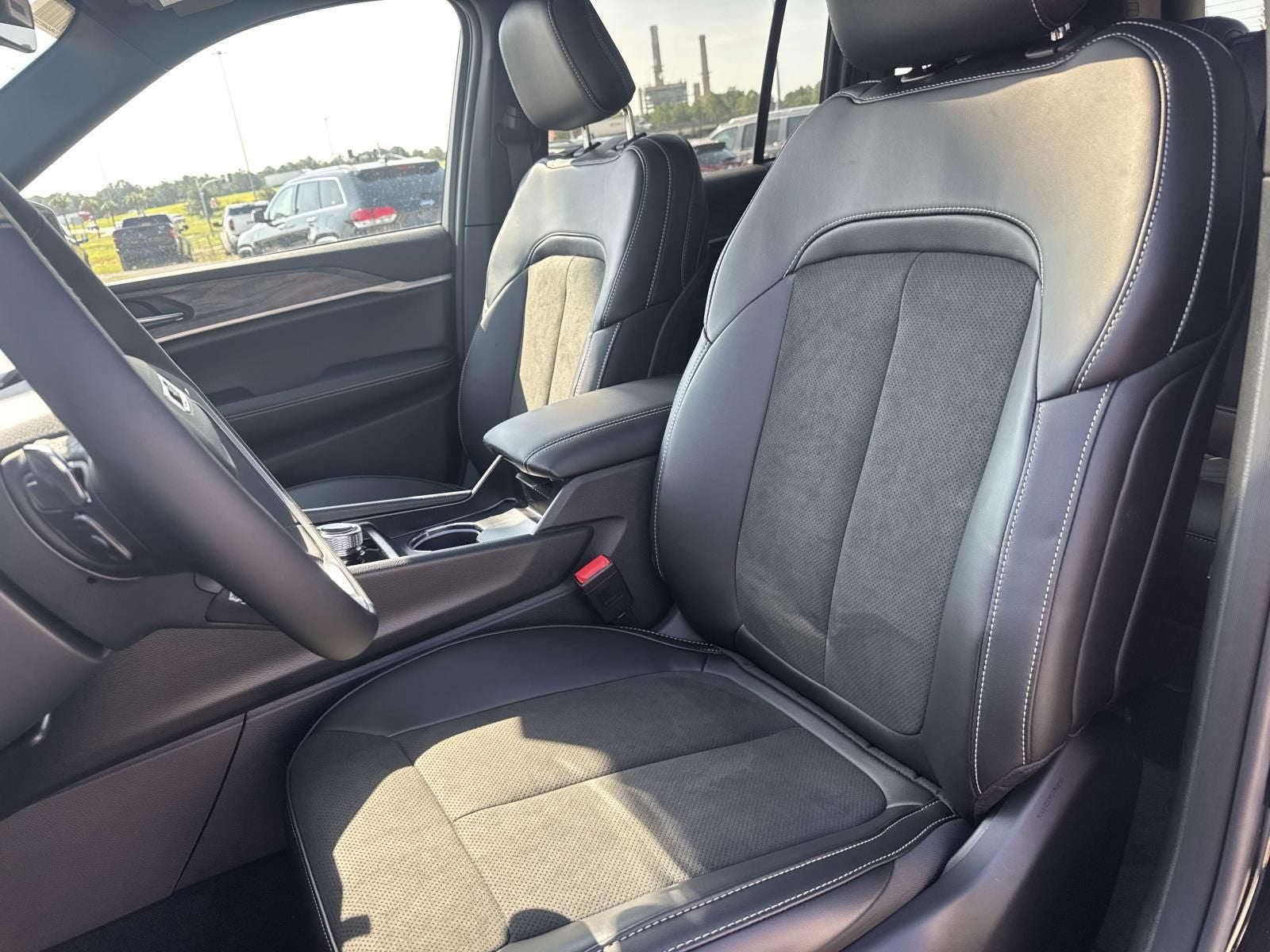 2026 Jeep Grand Cherokee GRAND CHEROKEE LAREDO ALTITUDE 4X2