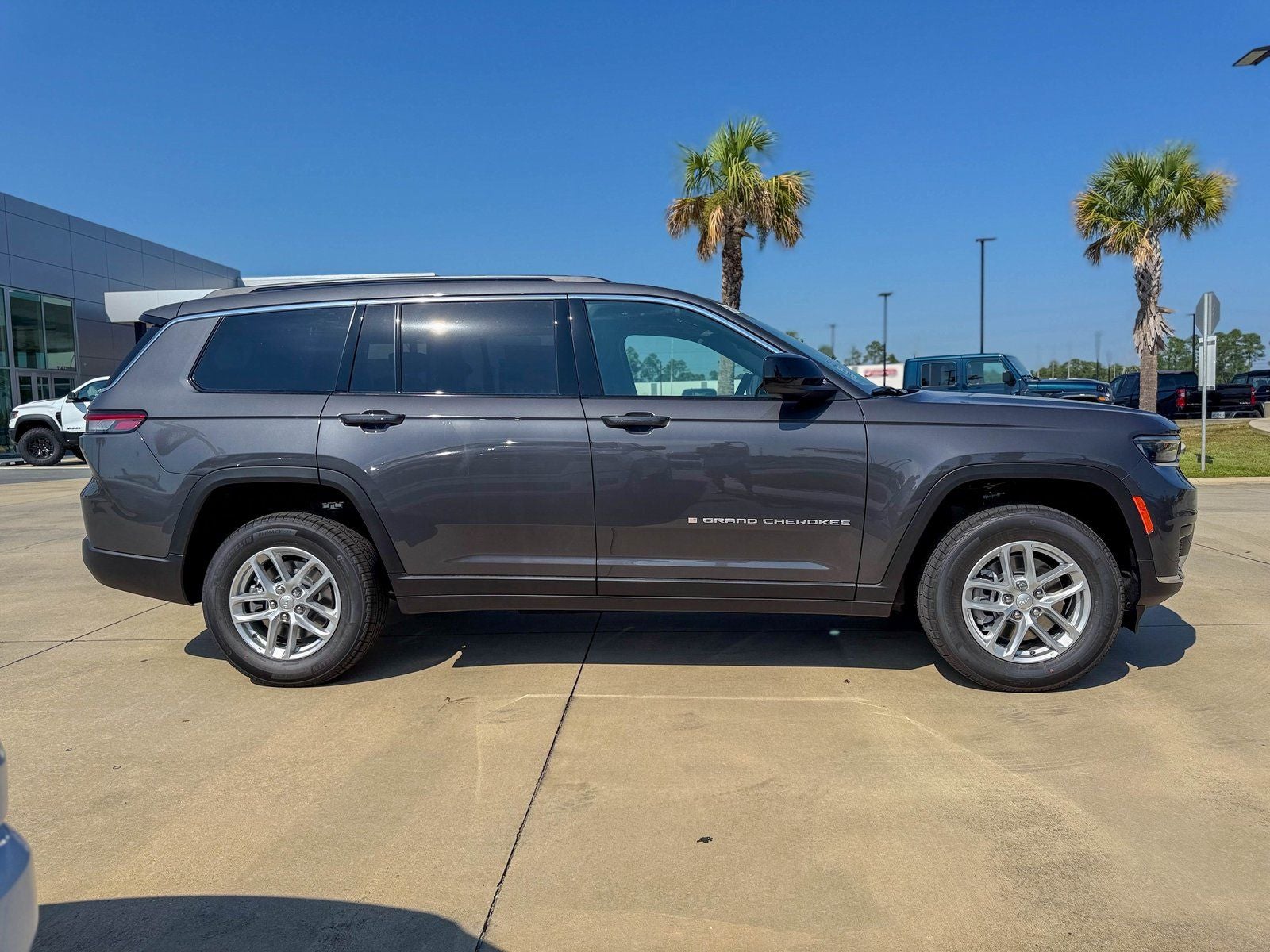 2025 Jeep Grand Cherokee GRAND CHEROKEE L LAREDO X 4X2