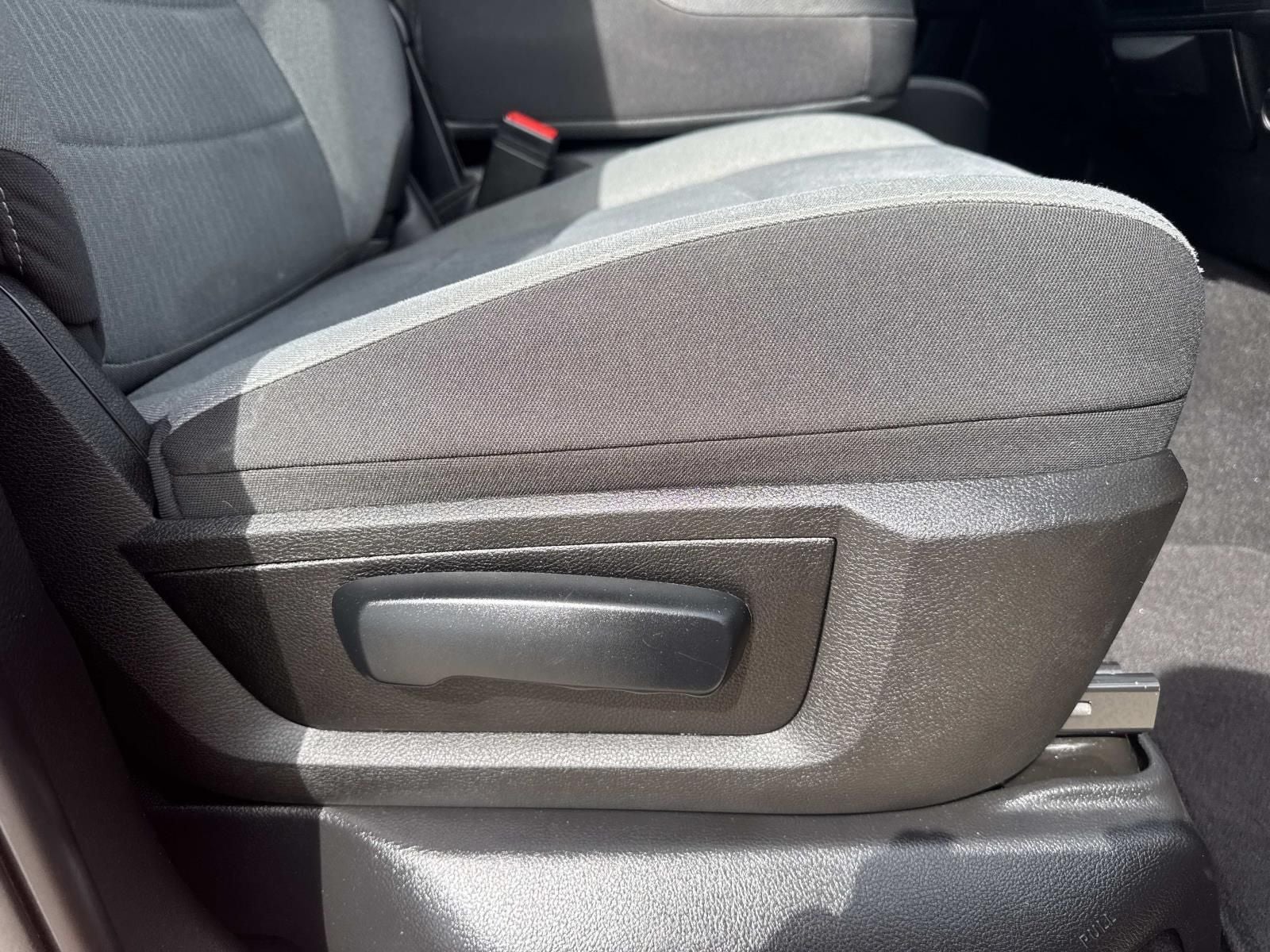 2022 RAM 1500 Classic SLT Crew Cab 4x4 5'7' Box