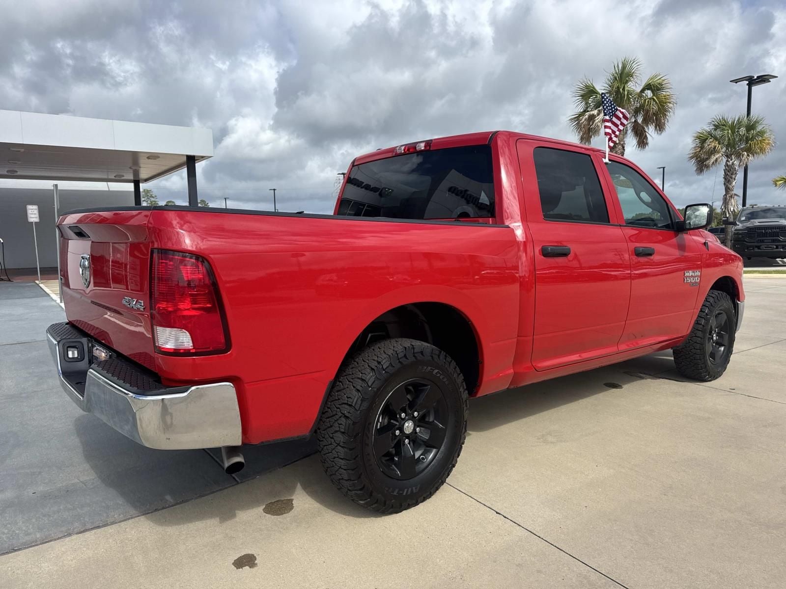 2022 RAM 1500 Classic SLT Crew Cab 4x4 5'7' Box
