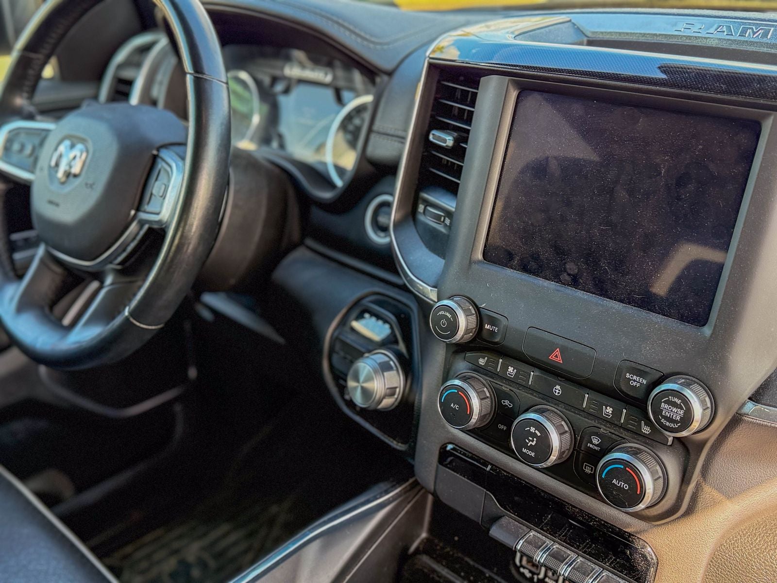 2022 RAM 1500 Laramie Crew Cab 4x2 5'7' Box