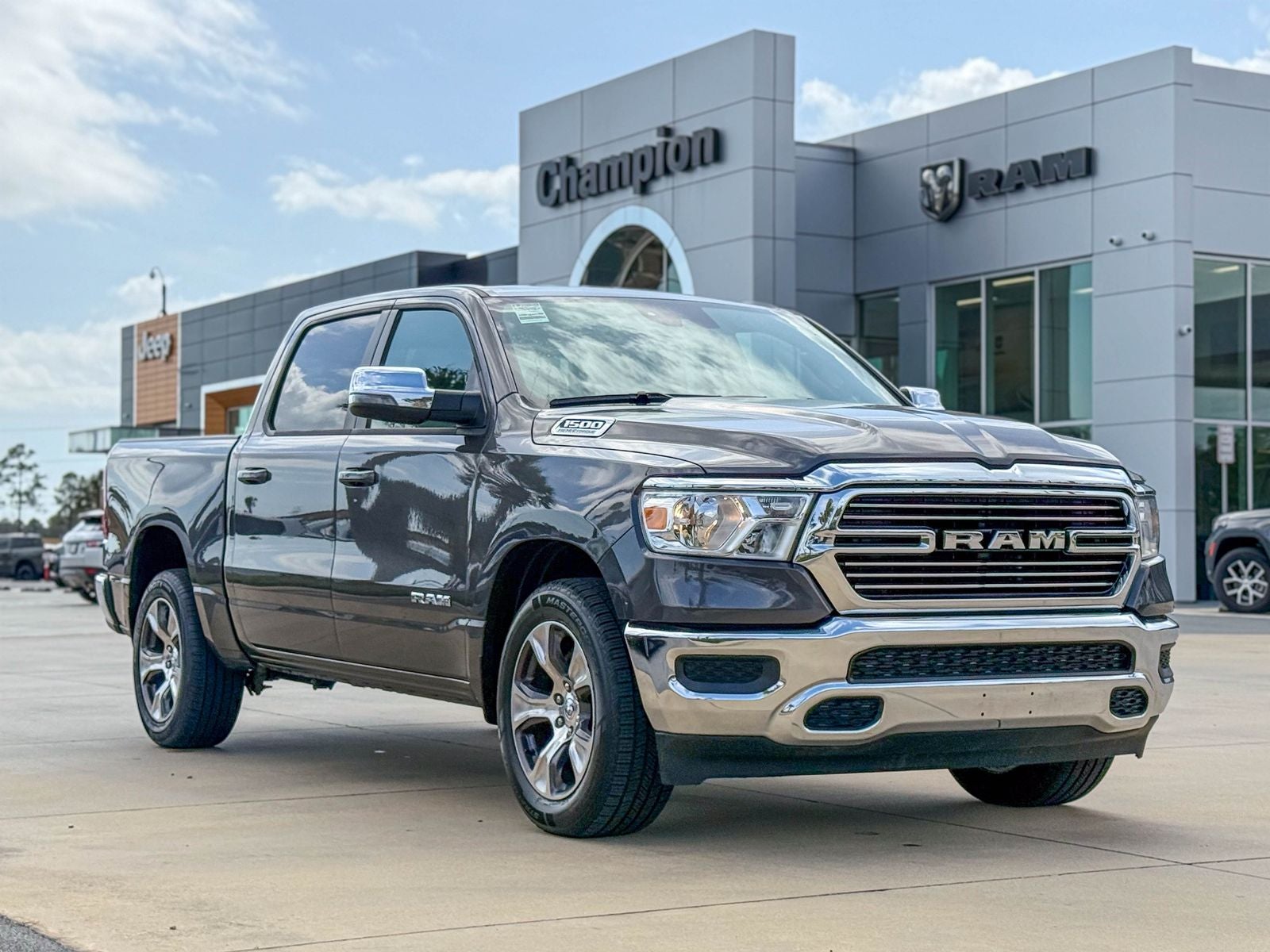 2024 RAM 1500 Laramie Crew Cab 4x2 5'7' Box