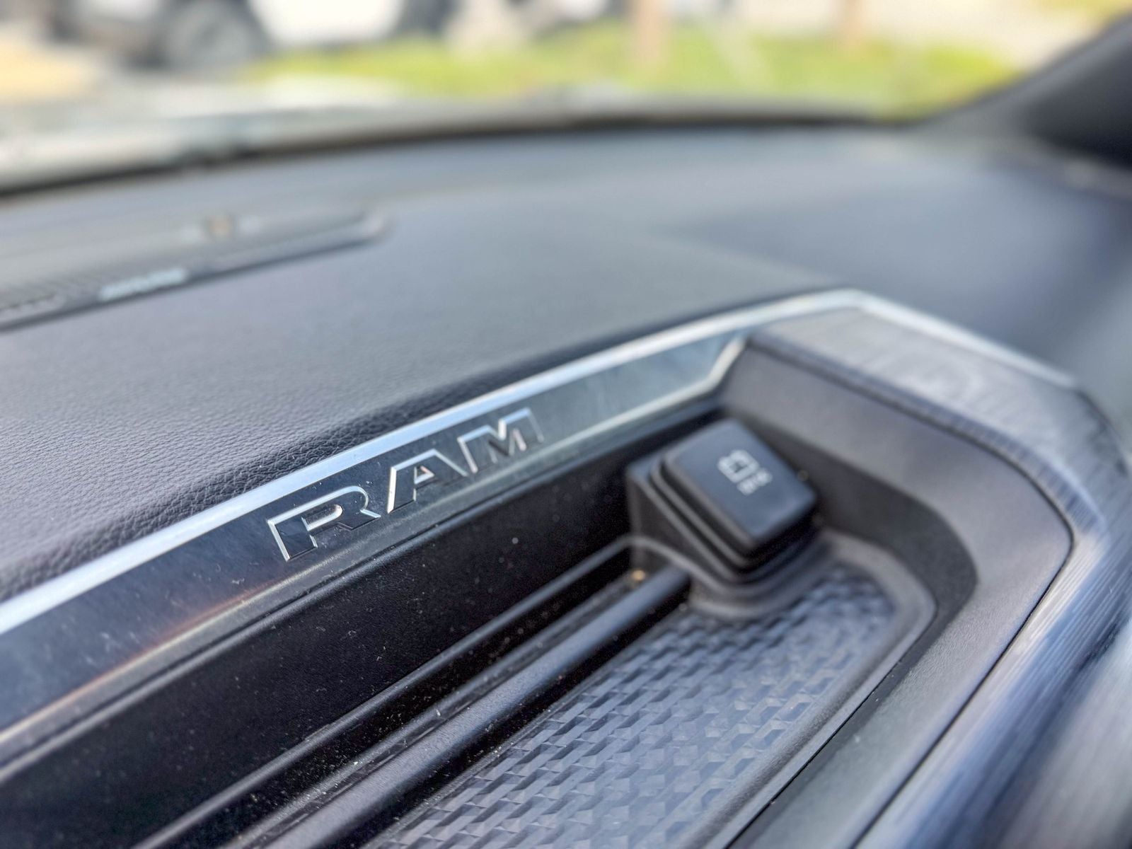 2024 RAM 1500 Laramie Crew Cab 4x2 5'7' Box