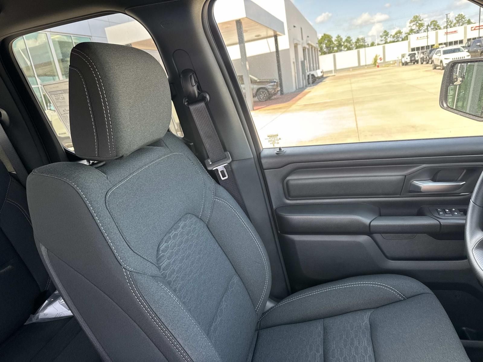 2026 RAM 1500 RAM 1500 EXPRESS QUAD CAB 4X2 6'4' BOX