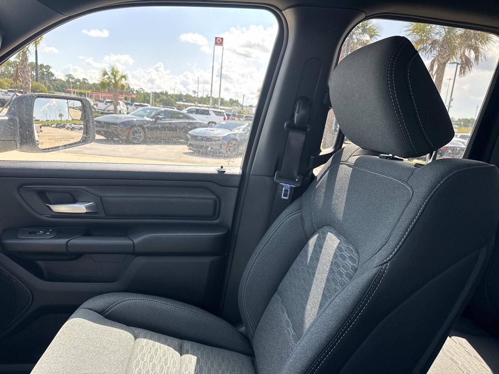 2026 RAM 1500 RAM 1500 EXPRESS QUAD CAB 4X2 6'4' BOX