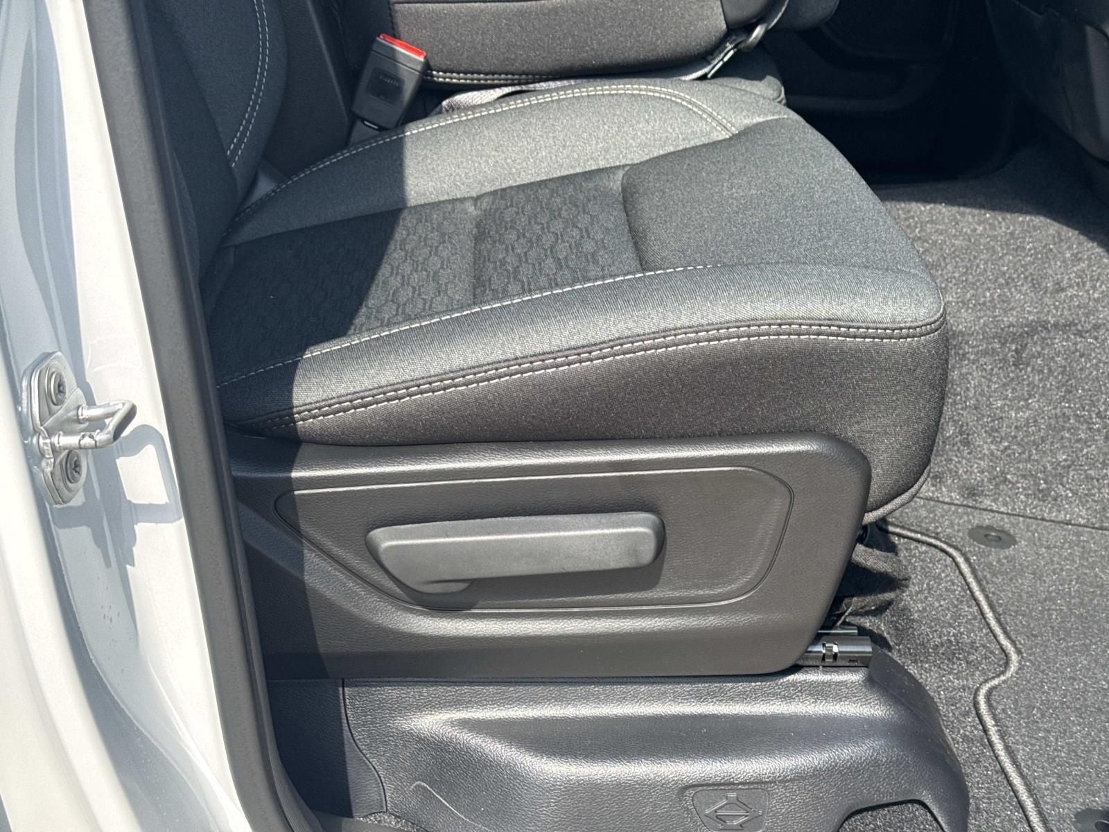 2026 RAM 1500 RAM 1500 EXPRESS QUAD CAB 4X2 6'4' BOX