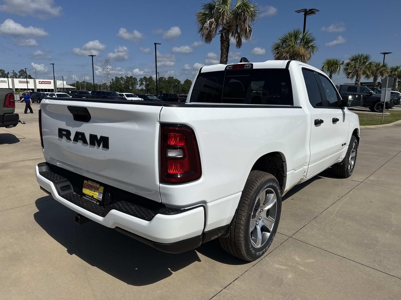 2026 RAM 1500 RAM 1500 EXPRESS QUAD CAB 4X2 6'4' BOX