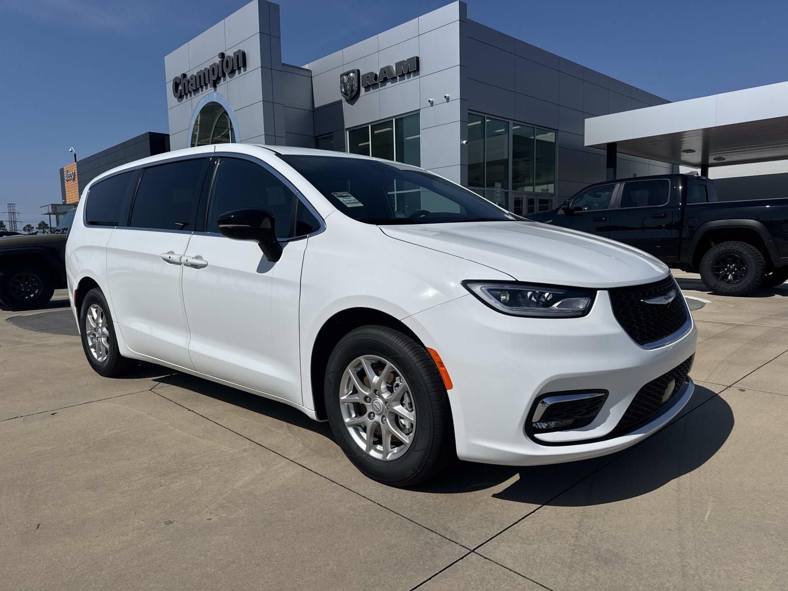 2026 Chrysler Pacifica Select's photo