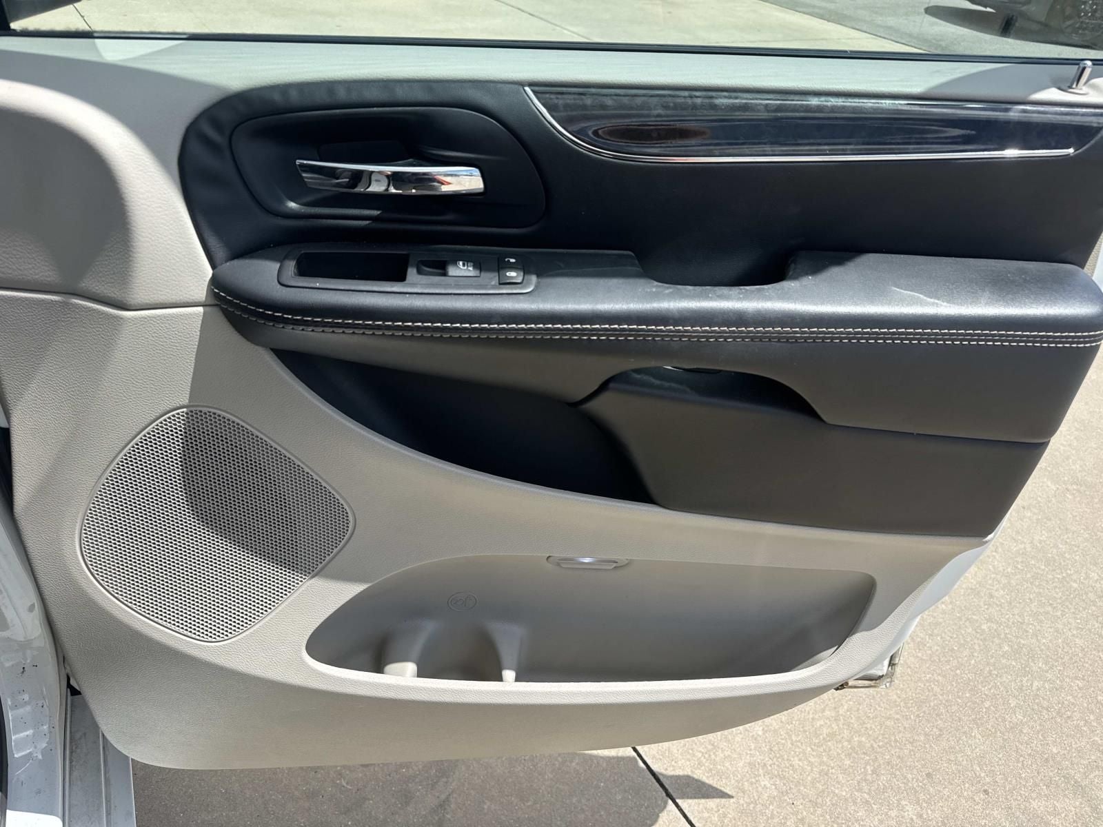 2016 Chrysler Town & Country Touring-L