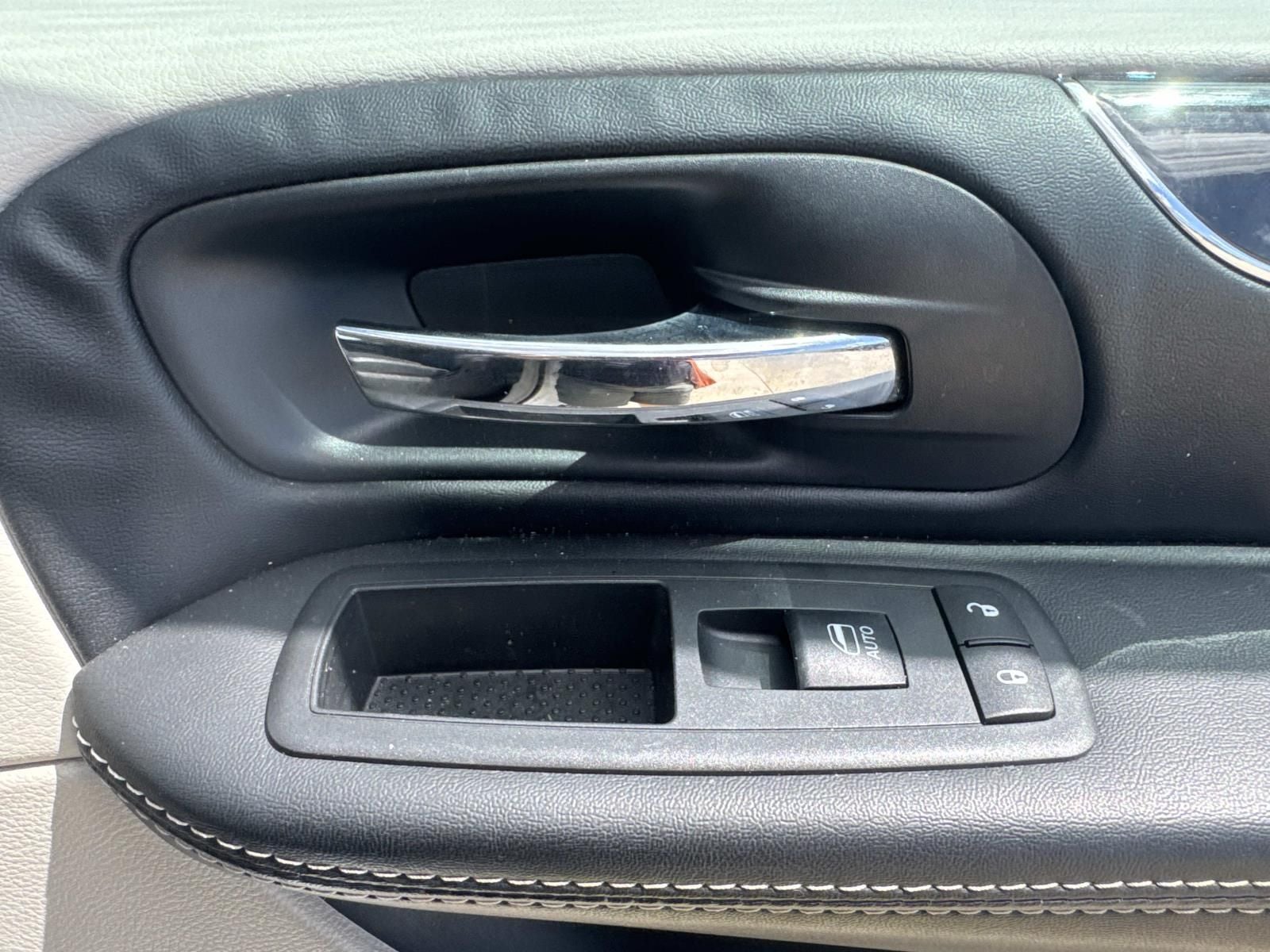 2016 Chrysler Town & Country Touring-L