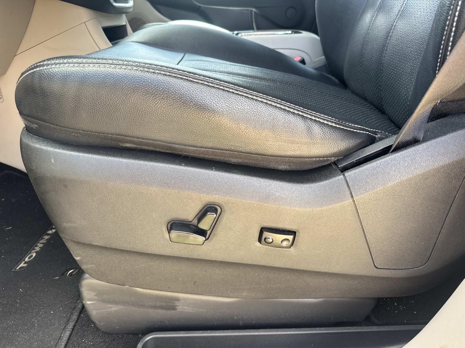 2016 Chrysler Town & Country Touring-L