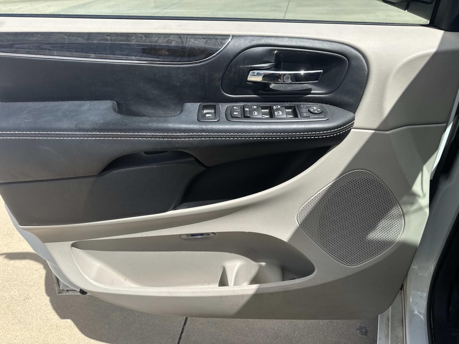 2016 Chrysler Town & Country Touring-L