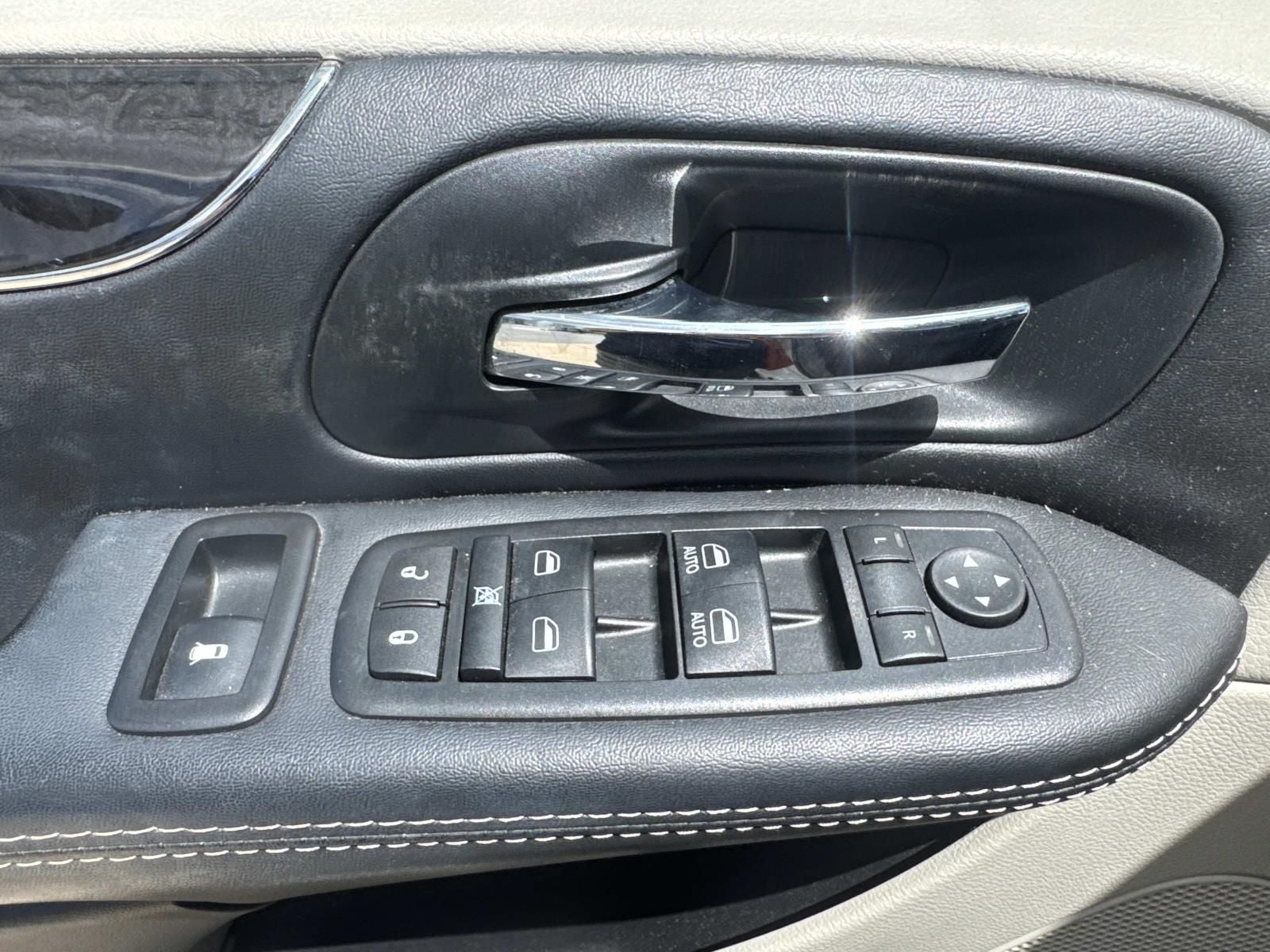 2016 Chrysler Town & Country Touring-L