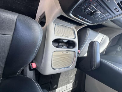 2016 Chrysler Town & Country Touring-L