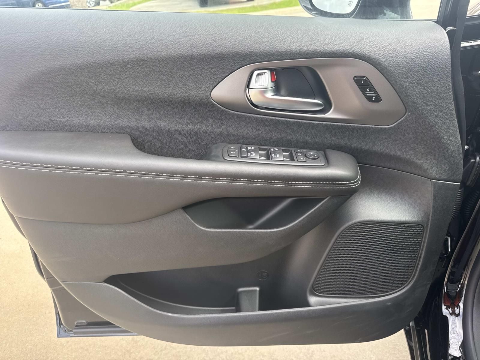 2027 Chrysler Pacifica PACIFICA LIMITED