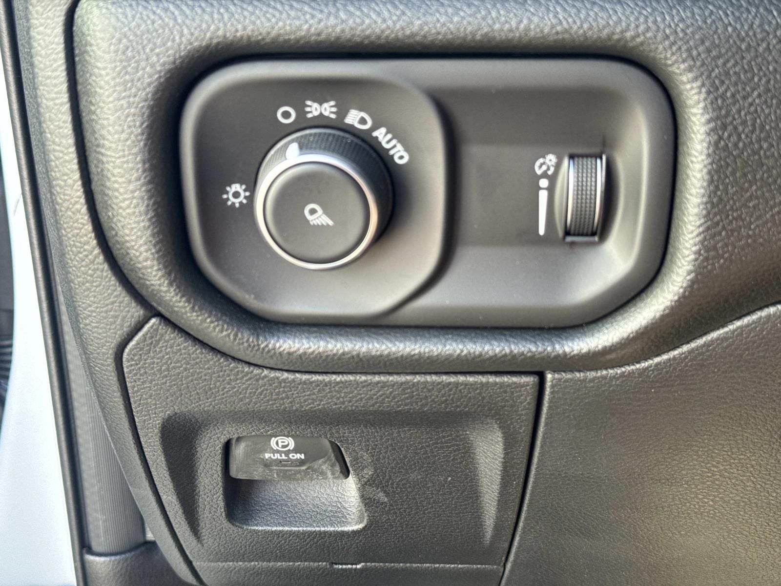 2026 RAM 1500 RAM 1500 TRADESMAN CREW CAB 4X2 5'7' BOX