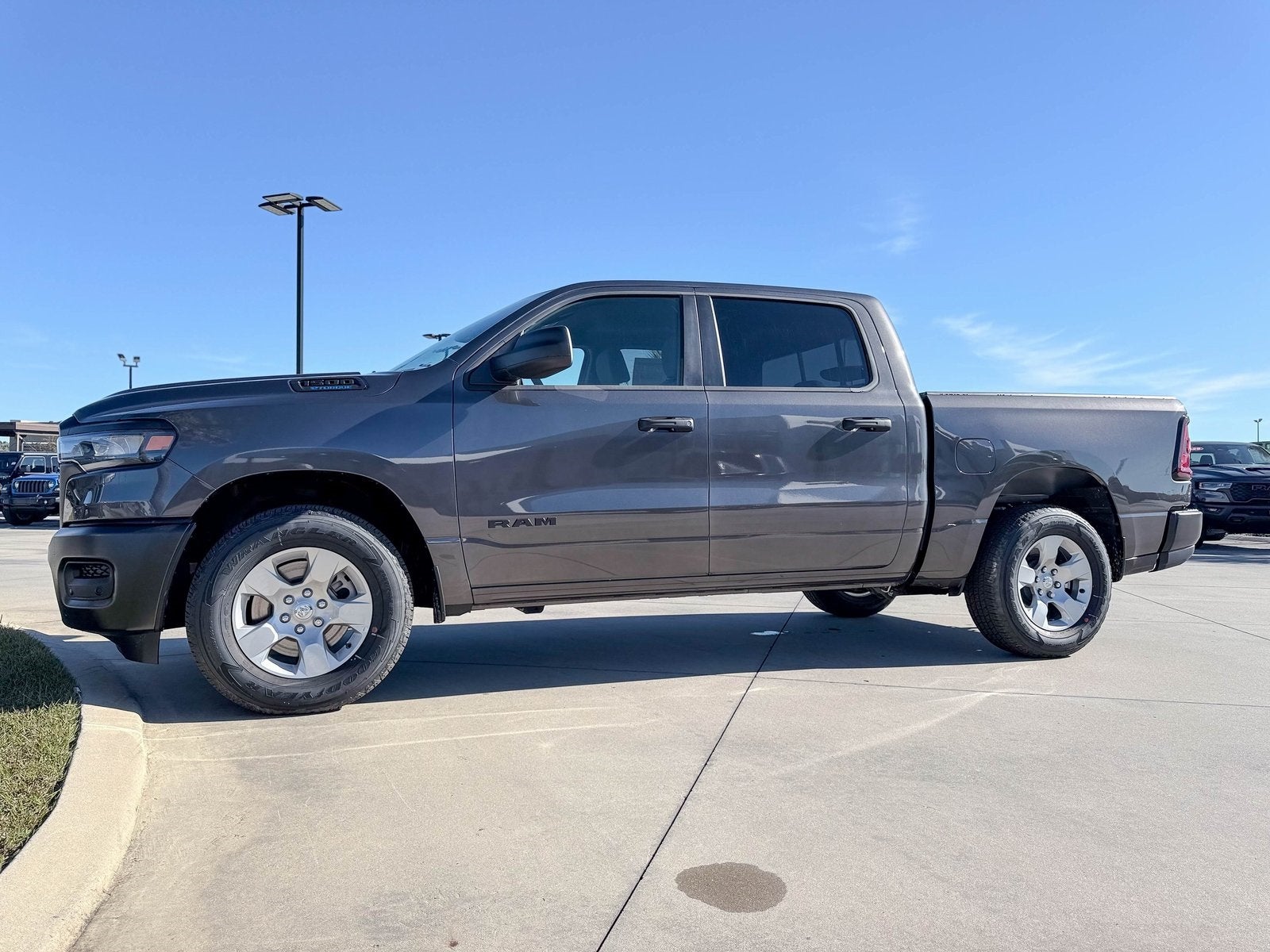 2025 RAM Ram 1500 RAM 1500 TRADESMAN CREW CAB 4X2 5'7' BOX