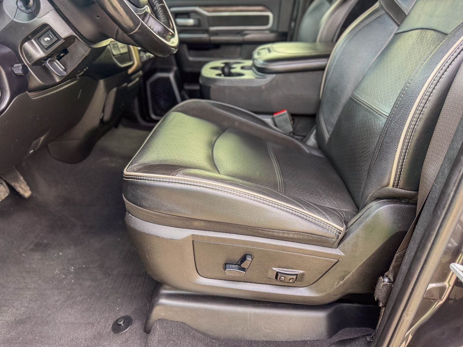 2020 RAM 2500 Laramie Crew Cab 4X4 6'4' Box