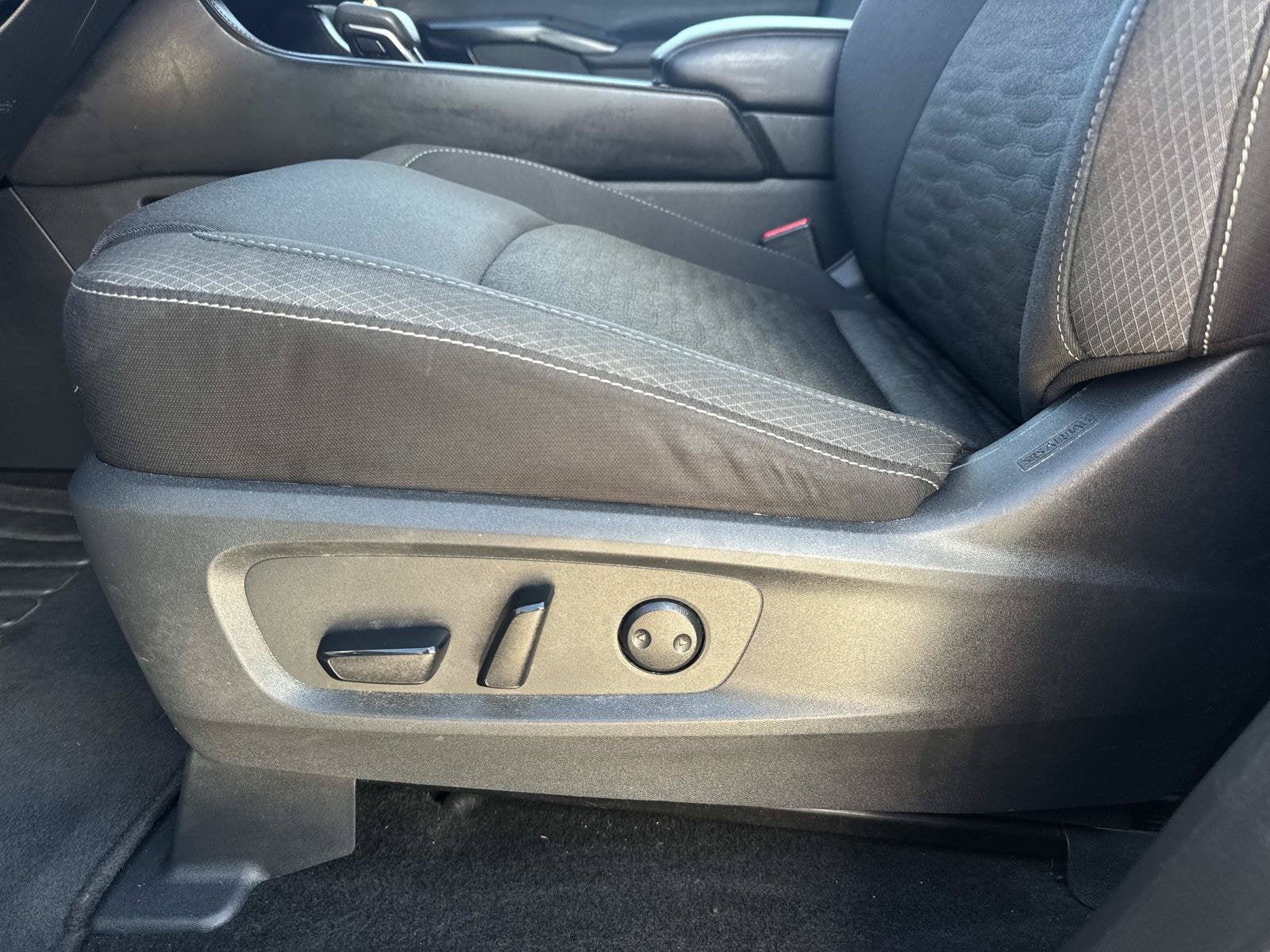 2025 Nissan Pathfinder SV FWD