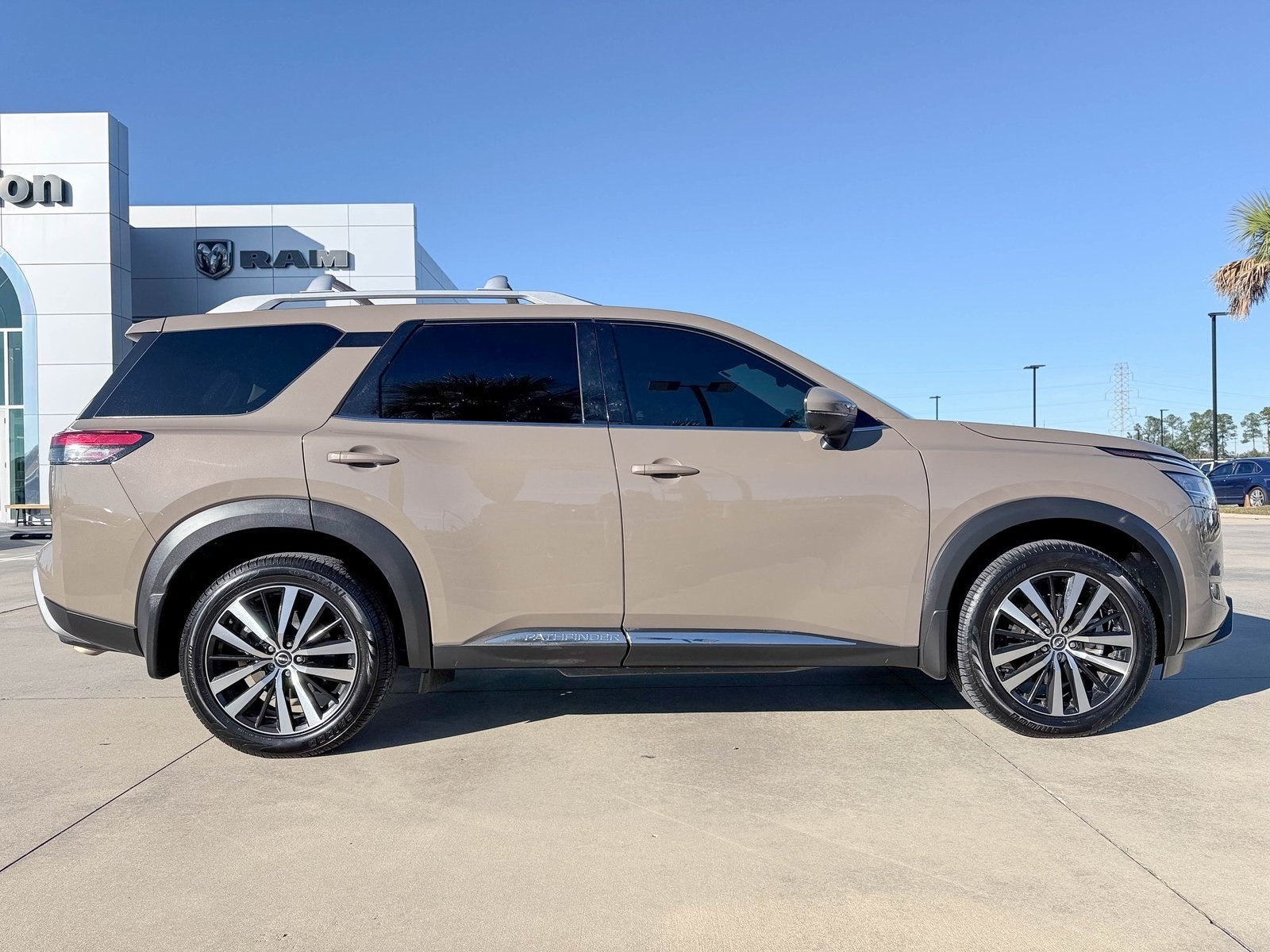 2024 Nissan Pathfinder Platinum FWD
