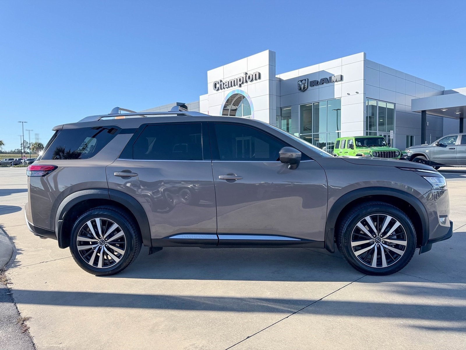 2024 Nissan Pathfinder Platinum FWD