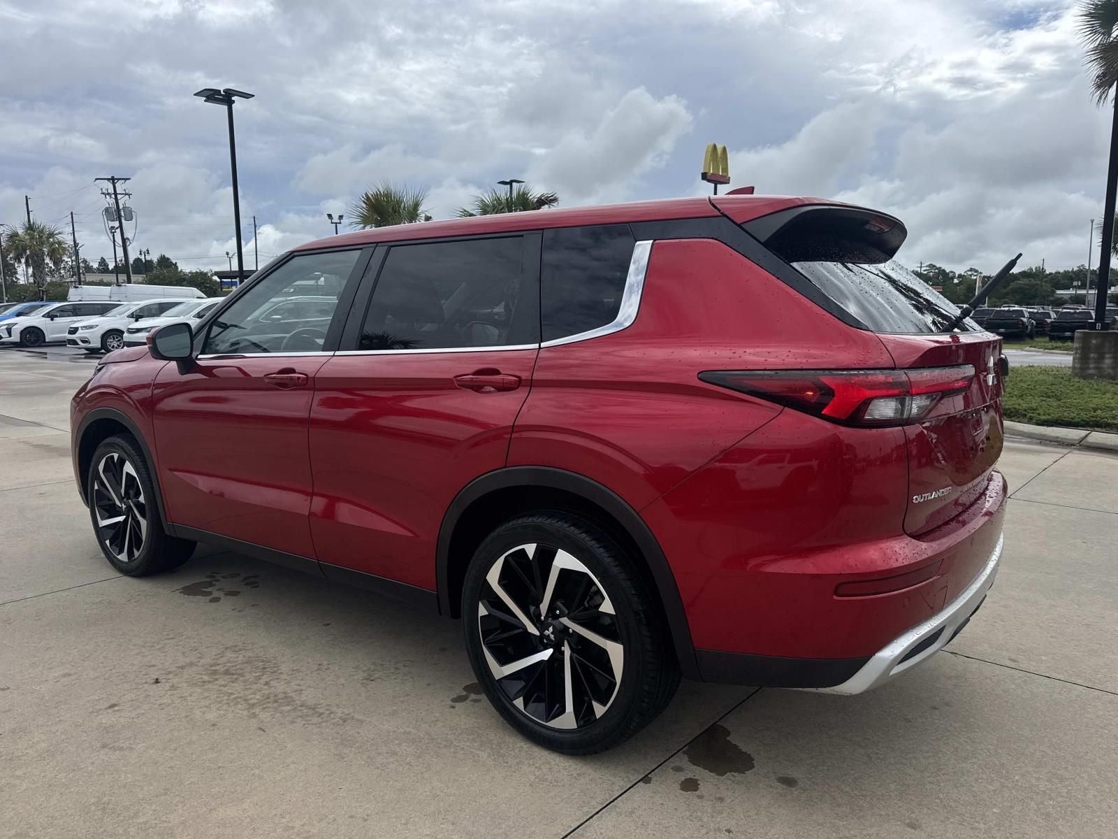 2024 Mitsubishi Outlander Base