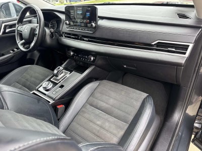 2024 Mitsubishi Outlander Base
