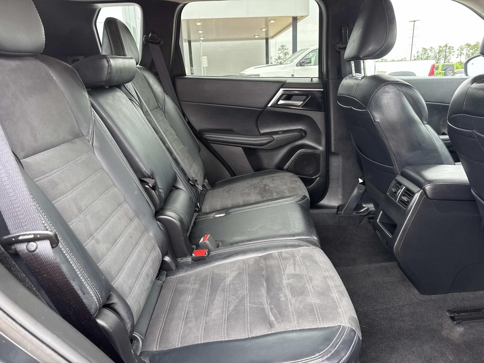 2024 Mitsubishi Outlander Base
