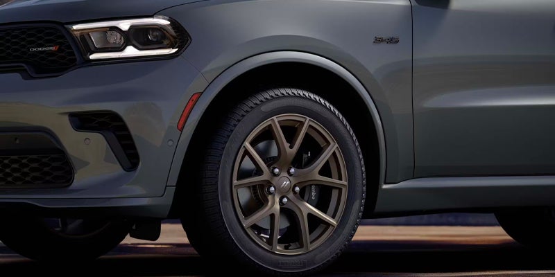 A close look at the dodge durangos rims.